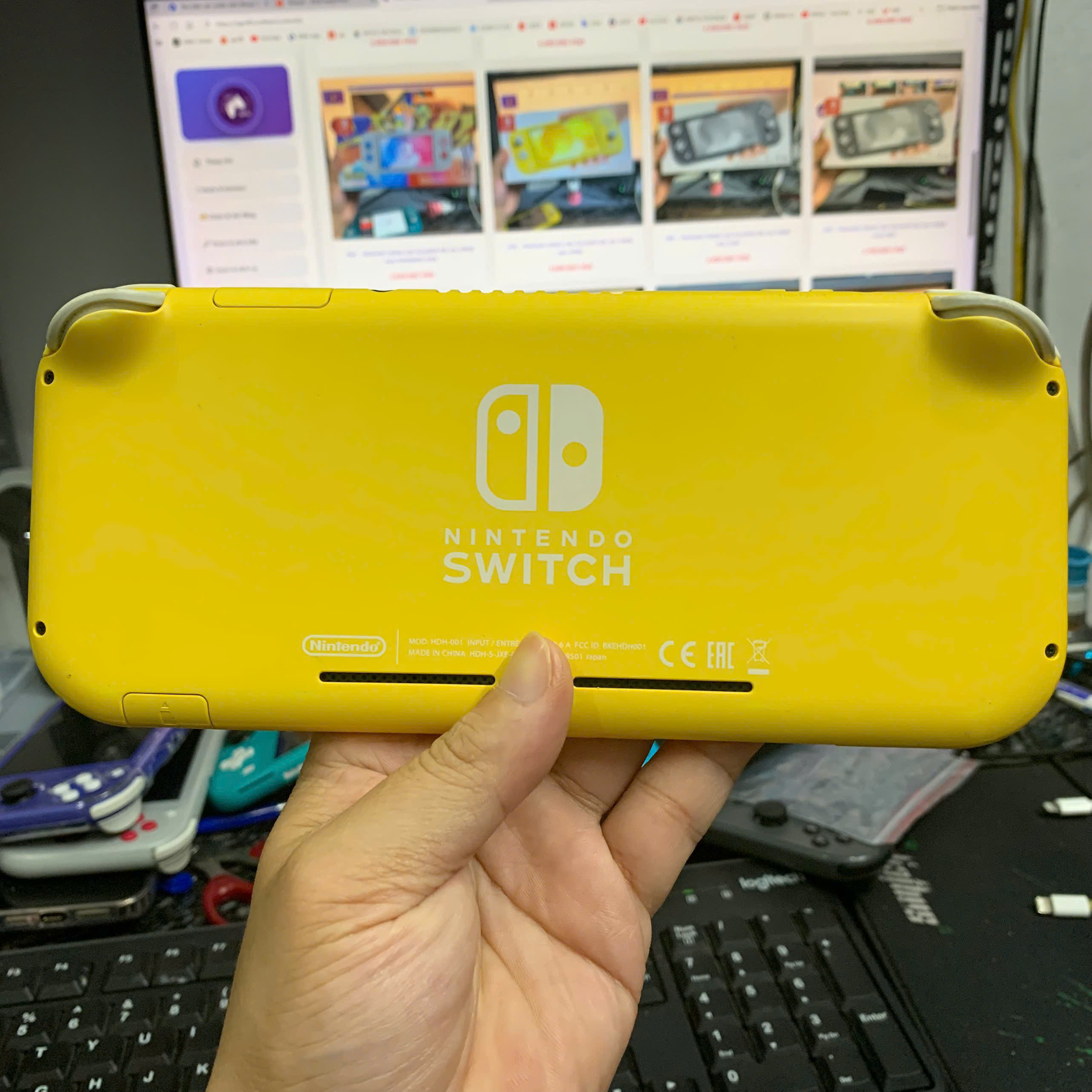 LƯỚT - Nintendo Switch Lite hắc ám 128GB màu VÀNG