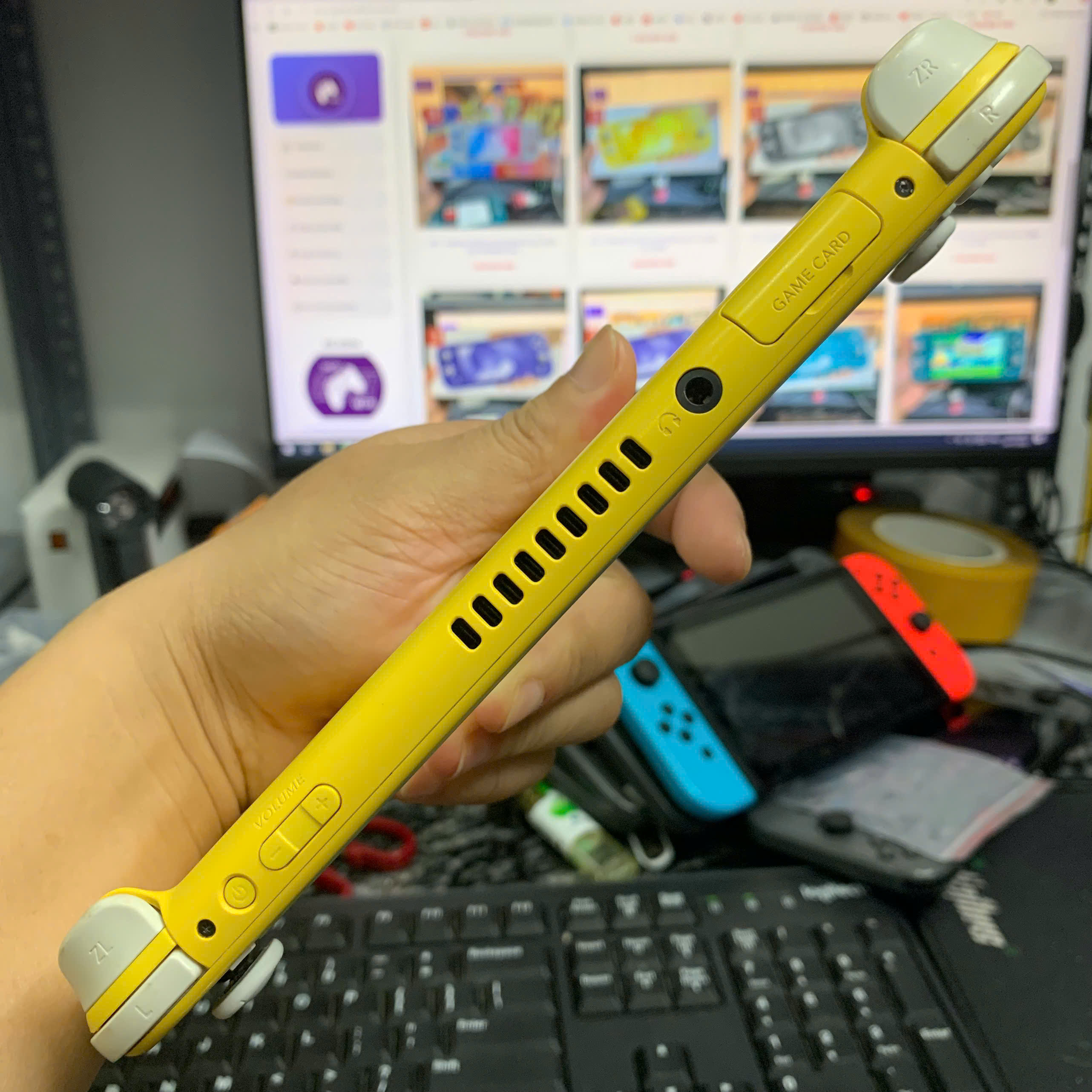 LƯỚT - Nintendo Switch Lite hắc ám 128GB màu VÀNG